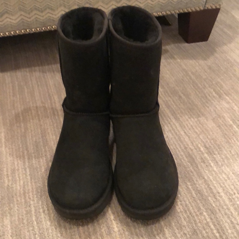 New black uggs size 8 us